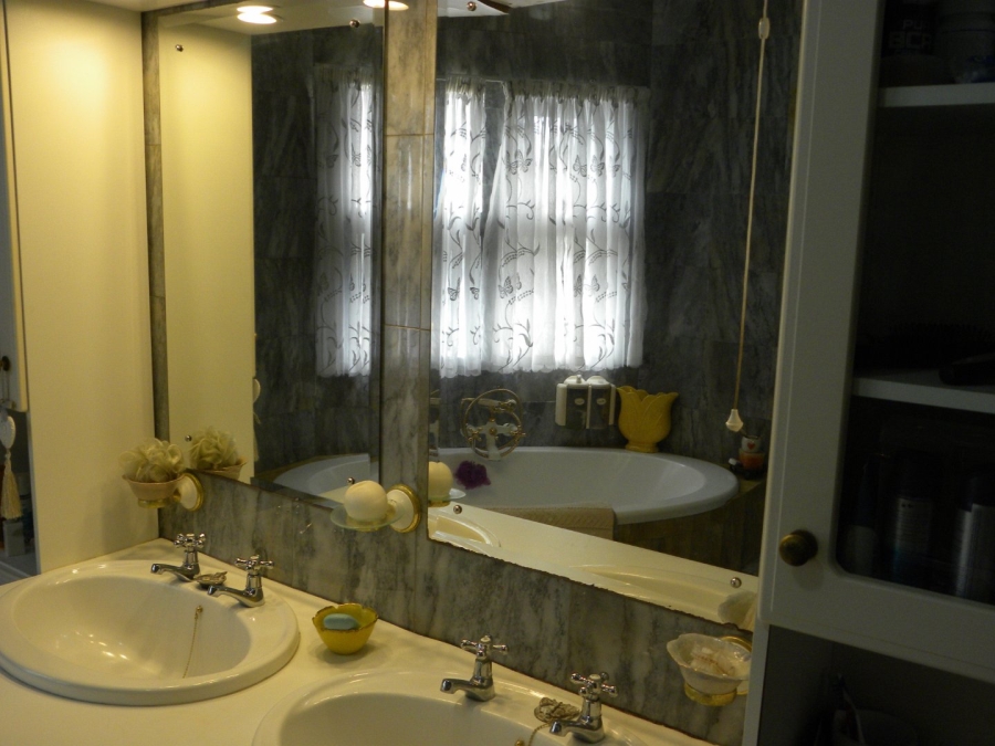 5 Bedroom Property for Sale in Wavecrest Eastern Cape